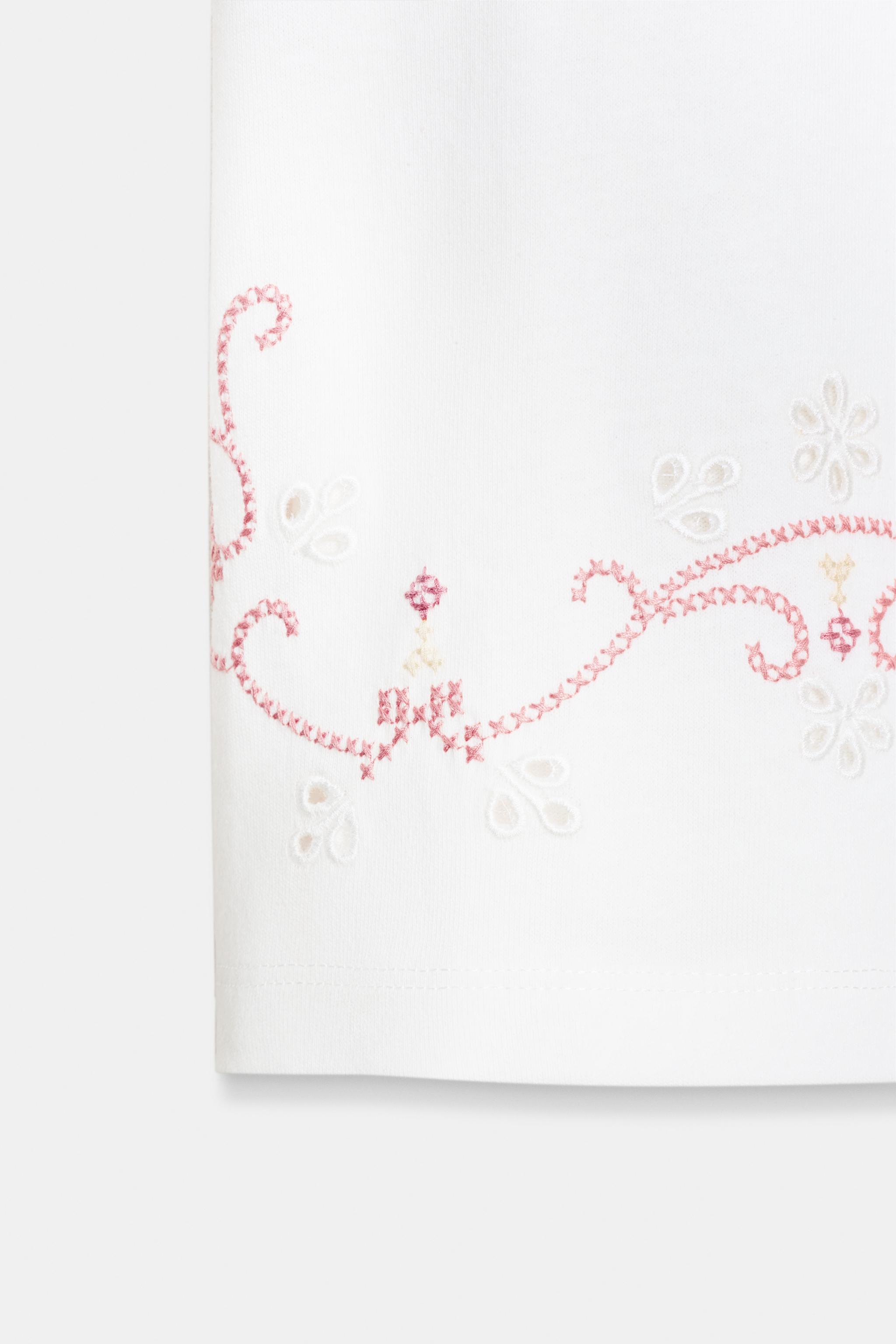 T-SHIRT BRODERIES EN CONTRASTE